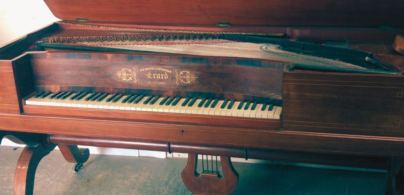 Accordeur de piano réalisant une mise au diapason sur un piano dont la hauteur est inférieure au diapason de référence.