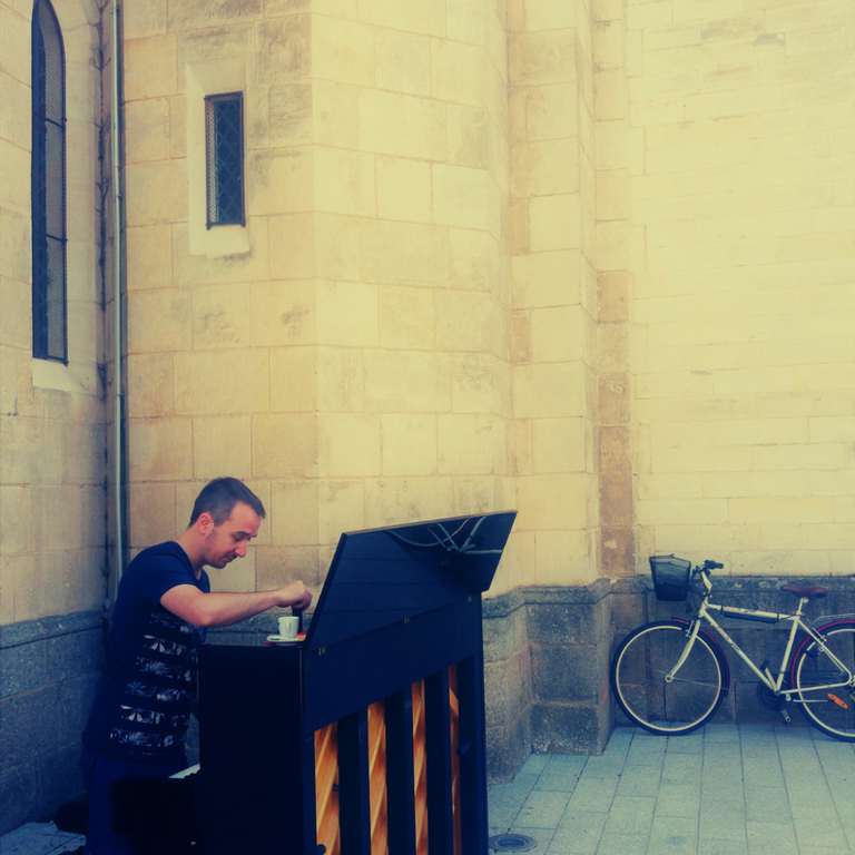 Accordeur de piano qui accorde un piano pour un concert 