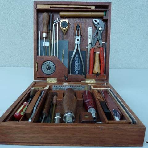 Une mallette d'outils d'un accordeur de piano